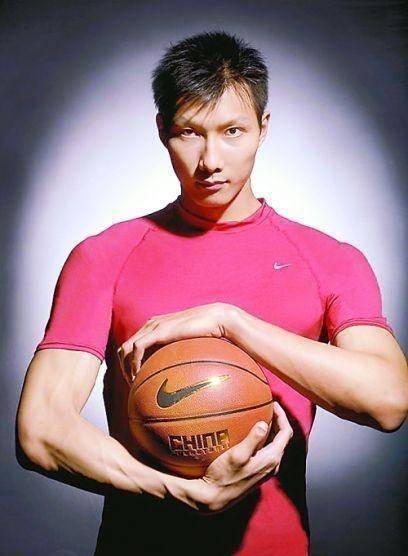 为什么aj乔丹会选择郭艾伦而不是易建联?大侄子影响力更大吗?