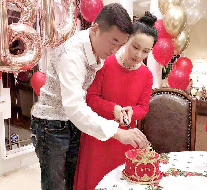 54岁演员邵峰,与妻女定居加拿大,豪宅打球烤羊,茅台洋酒摆满桌_刘欣