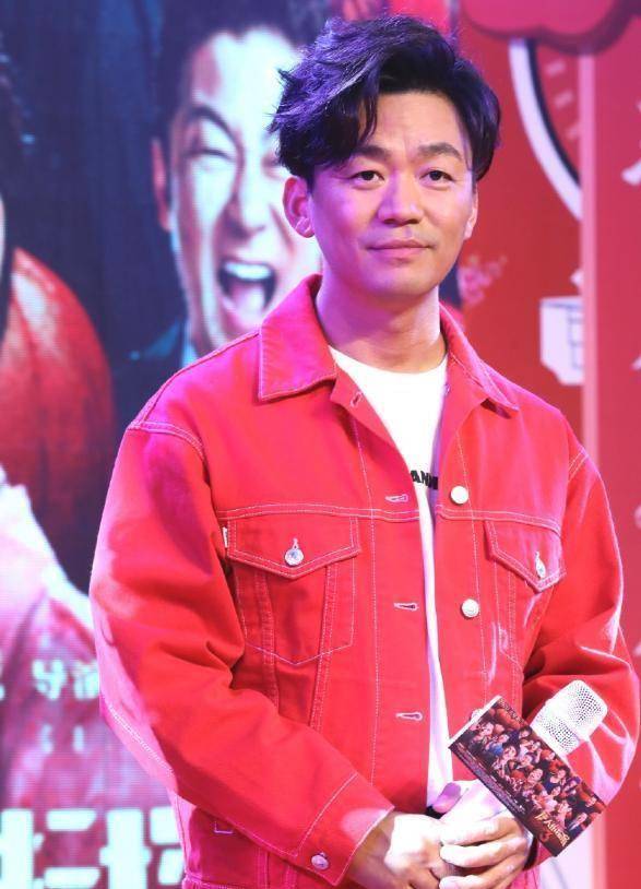 王宝强离婚四年后大变样,恋爱后嫩如韩国欧巴,帅得叫她后悔_形象_西装