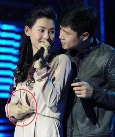 当时小沈阳从背后搂着张柏芝,他的手直接放到了张柏芝的胸部下方,更