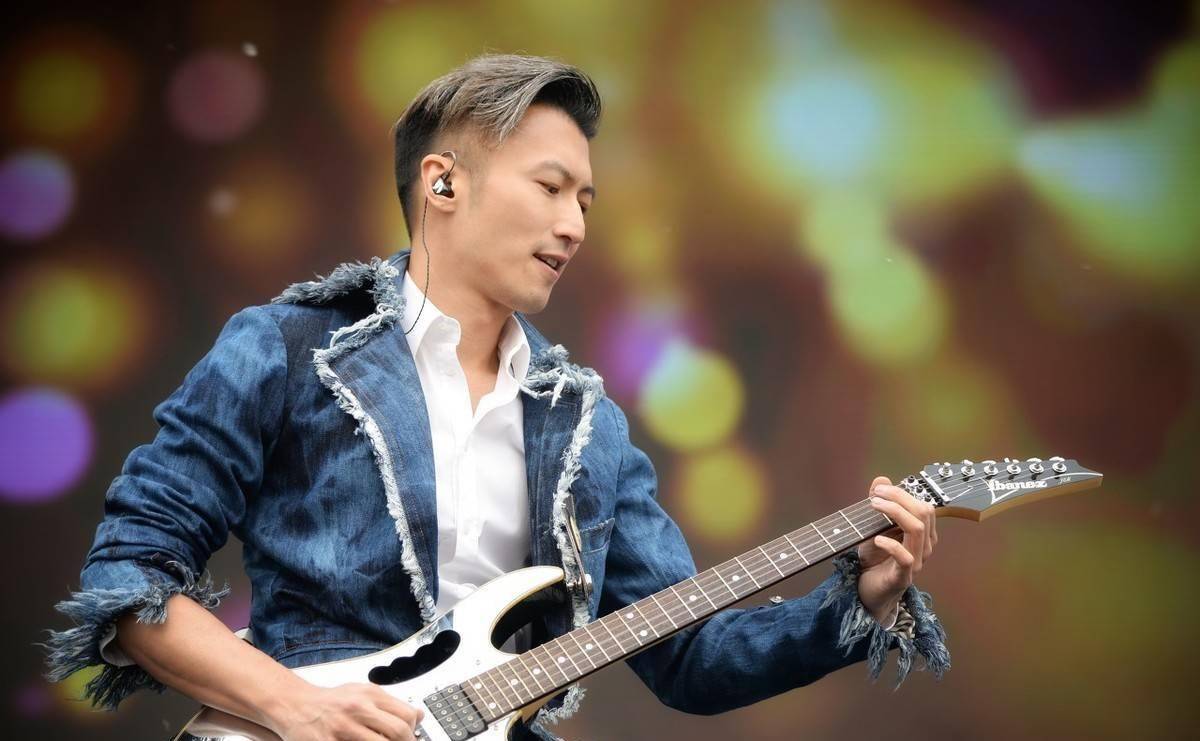 就比如我最爱的彭于晏,竟然是加拿大身份,我一直以为他是中国台的呀!