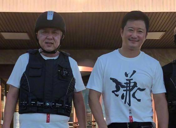 吴京指导儿子给于谦倒酒,获于谦表扬:孺子可教也_于大爷_带着_小时候