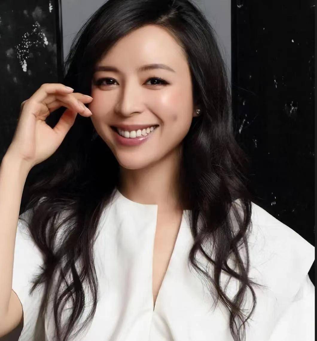 "导演杀手"张静初,被蒋雯丽扇脸,遭太太团封杀如今怎么样?