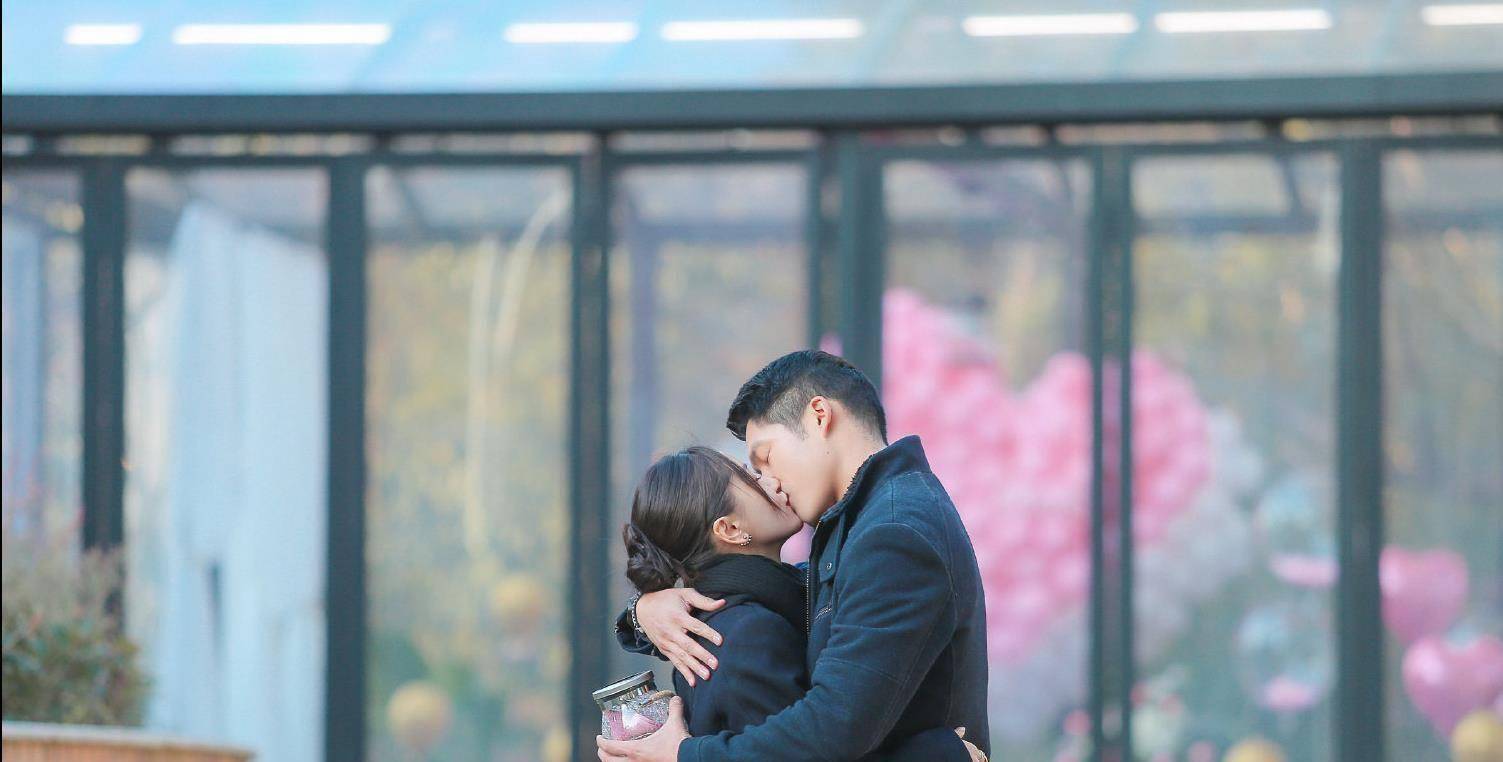 王子文甩鲜肉男友疑被骗生娃,却与王朔成忘年交被冯小刚力捧,她才是