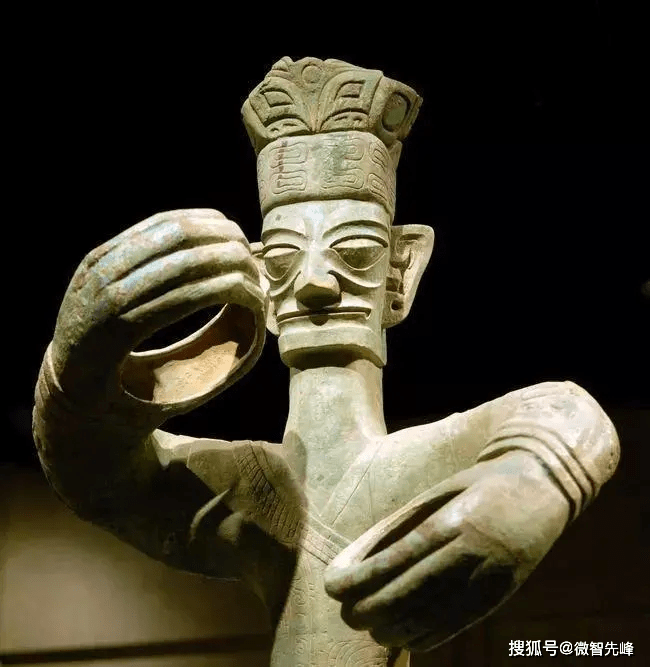"东方巨人"手中的神秘之物_青铜_象征意义_古代