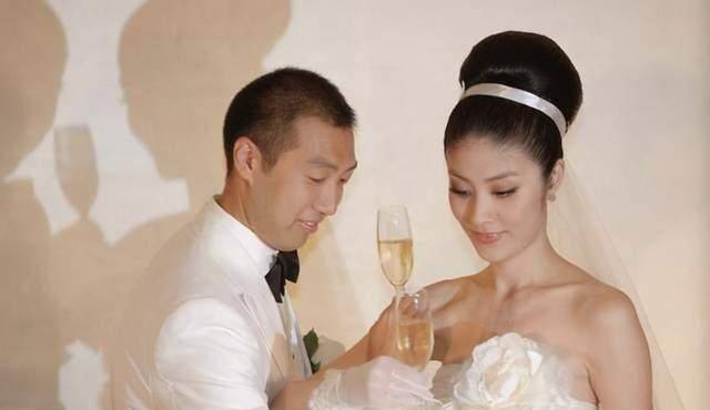 港媒称,人生赢家的陈慧琳一直将赚来的钱交由富贵父亲陈崇伟来打理