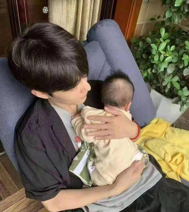 肖战怀抱小孩,被曝隐婚生子_网友_照片_张晶
