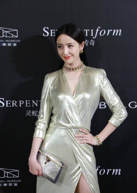 许多网友都十分关心佟丽娅的体重,她的体重只有80斤左右,从