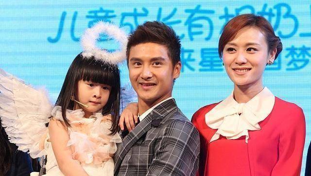 叶一茜携一双儿女逛街,11岁女儿森碟长高了,8岁小亮仔酷似田亮_带着