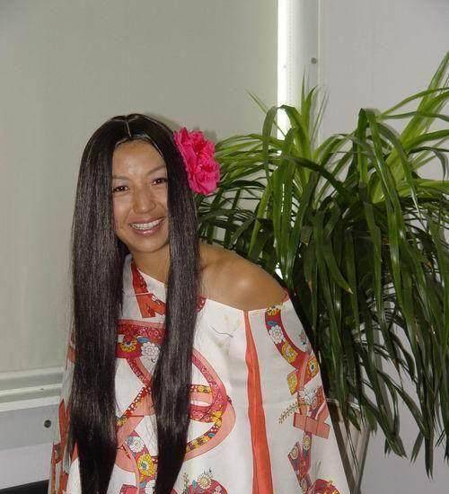 杨二车娜姆顶大红花献唱,造型雷倒观众,多年习惯一直有变啊!