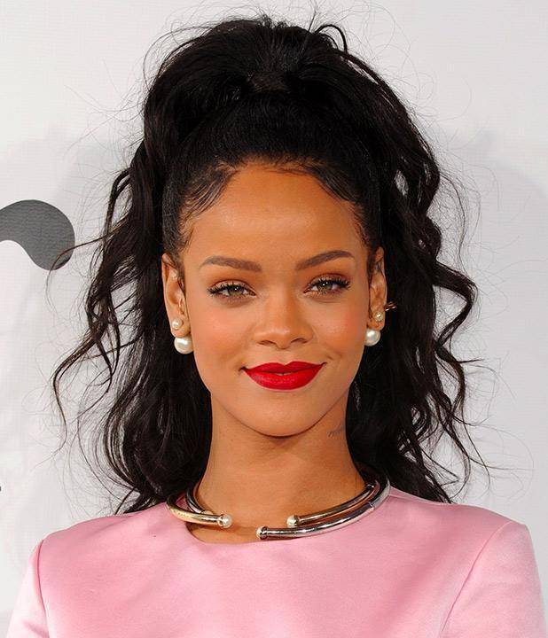 要说黑长直,大红唇,谁能赢得过天后蕾哈娜?_时尚_身材_耿直