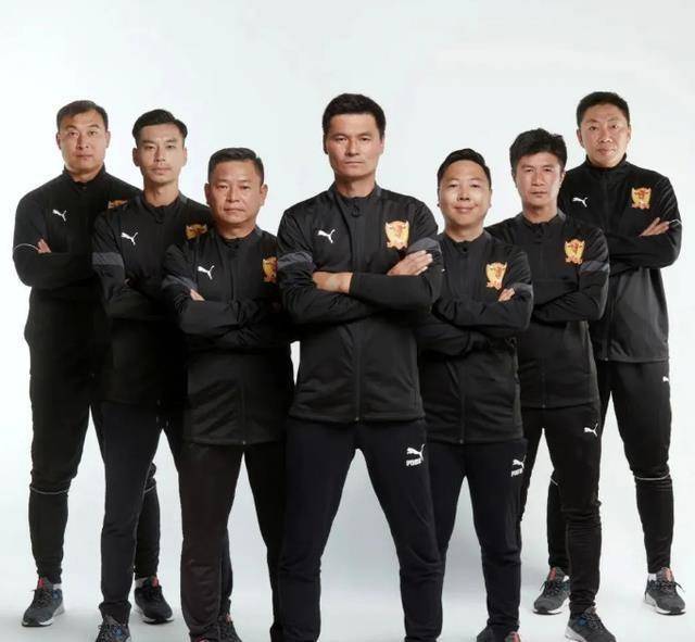 四川优必选守门员教练:姜波四川优必选领队:孙刚四川优必选主教练