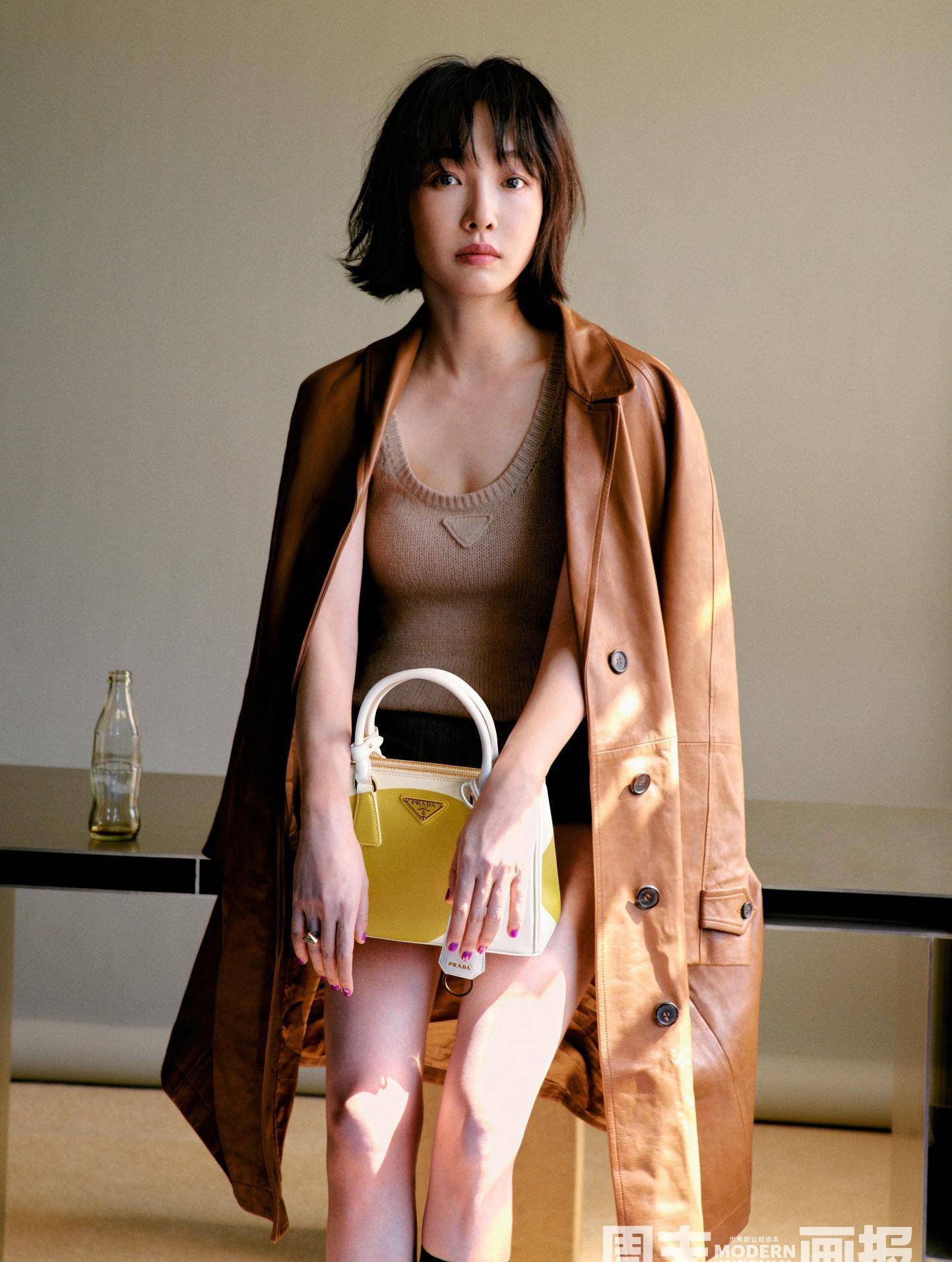 白百何登上《周末画报》封面,身穿热裤秀美腿,39岁少女感十足