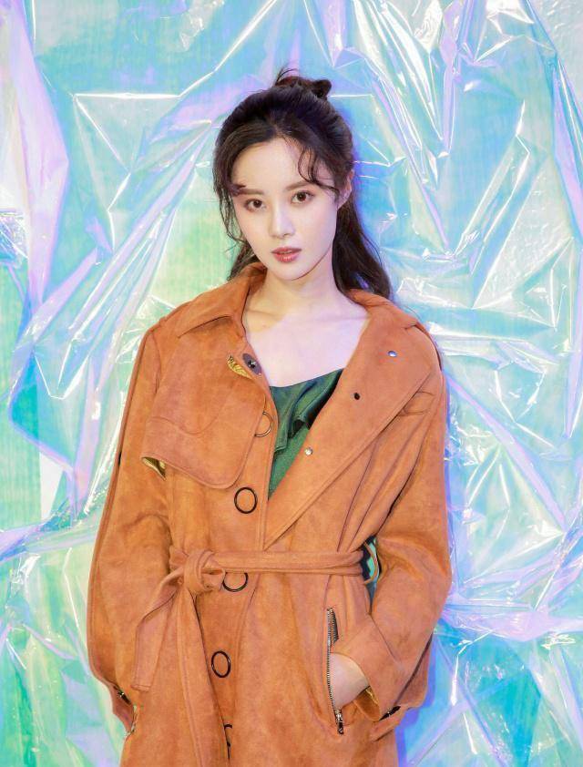 演员隋雨蒙长相甜美俏皮可爱,一身橘色装扮时尚靓丽颇具青春活力
