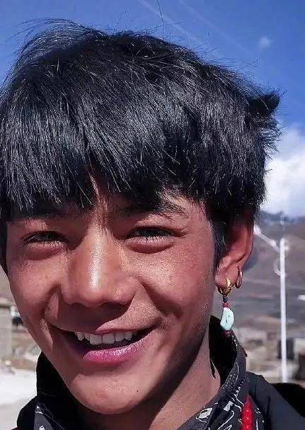 丁真是被一个某音的摄影师发掘的,这位摄影师在发