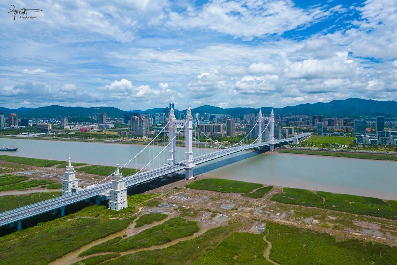 耗资十多亿兴建的港岛大桥横跨定沈水道,是舟山岛上首座城市景观桥_小