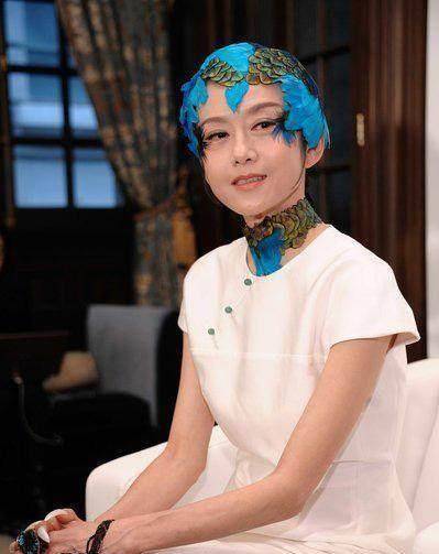 杨丽萍一直遮挡的部位,是怕暴露年龄么?_手背_黑色_漂亮