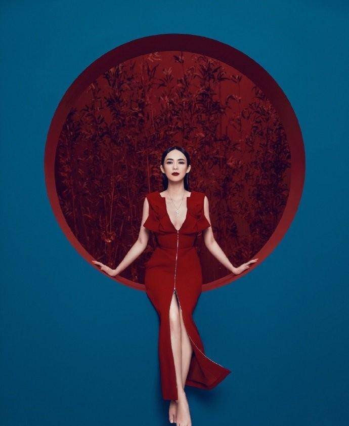 一身红色亮相时尚芭莎,自然美的脸太抗老了_的设计_吊带_中国