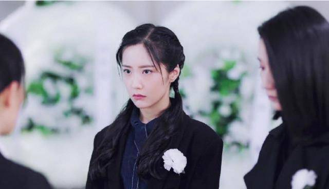 《暴风眼》中的猪队友苗露,是硬糖少女王艺瑾,只有我没认出来吗_父亲