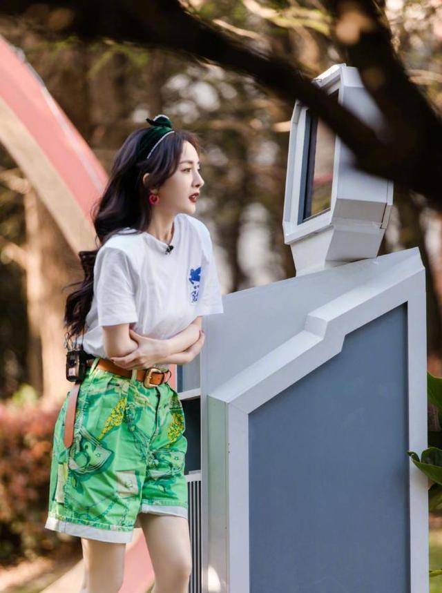 杨幂拍戏现场照曝光,穿短裤大秀小蛮腰,令人羡慕_身材_少女_裤子