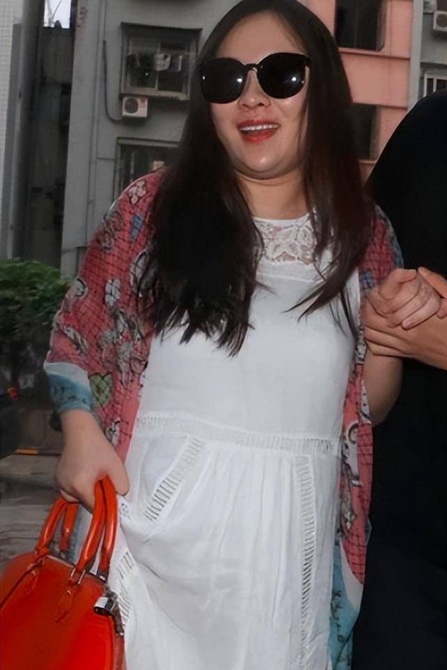 54岁巩俐没有路人缘,素颜出镜尽显臃肿,与外籍男友大秀恩爱_时间_公众