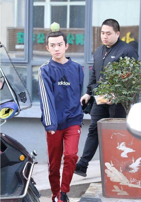 易烊千玺去剧组拍戏只带了两条裤子?原因真的超级暖心!