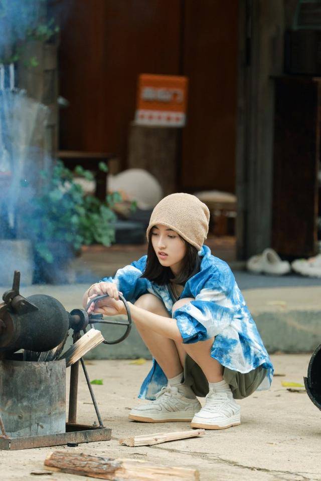 张子枫《向往的生活》剧照 蘑菇屋前玩耍静坐舒适安逸