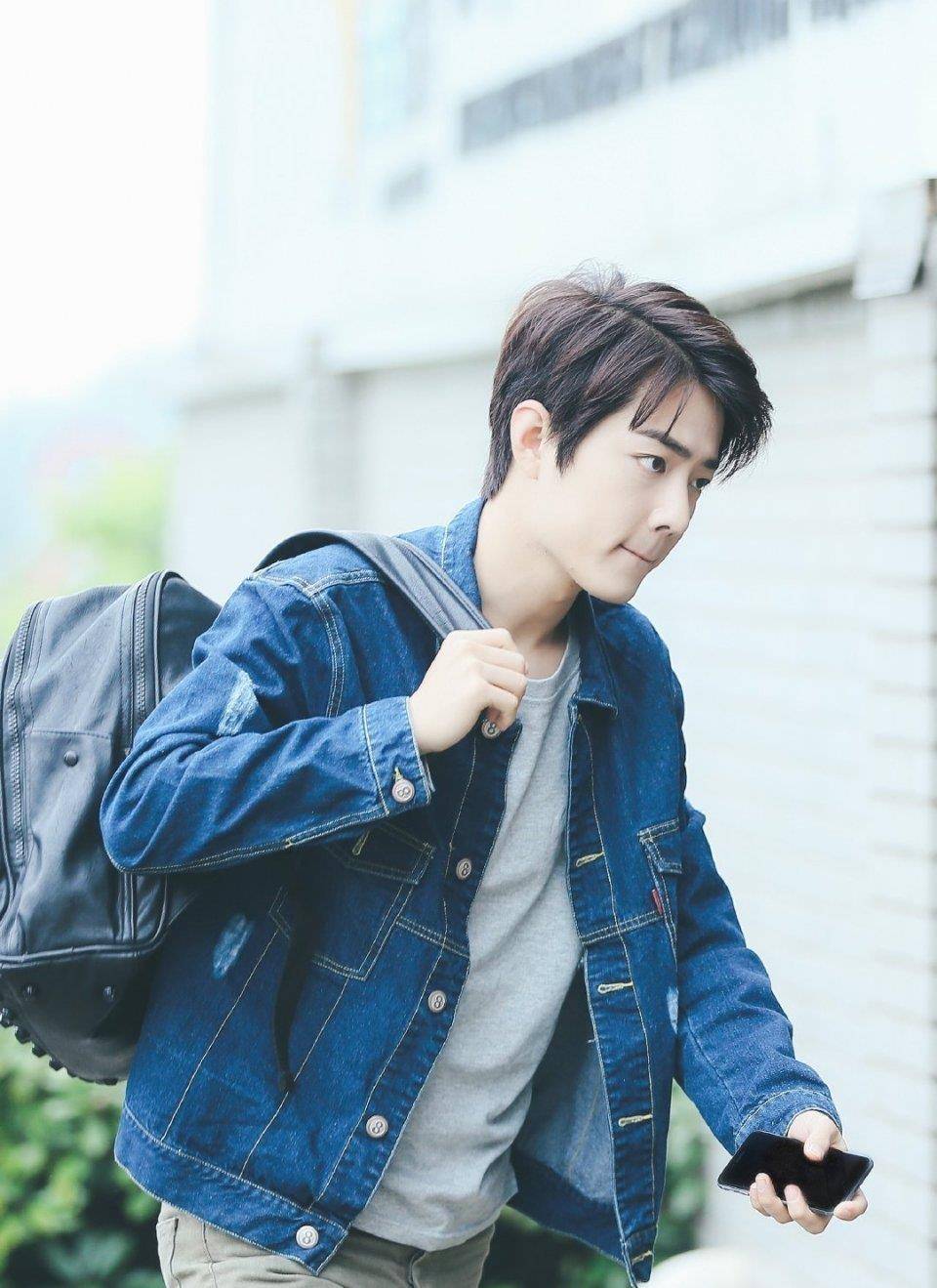 肖战背包照集锦:斗罗大陆中可爱,现实生活中年轻有活力像大学生_照片