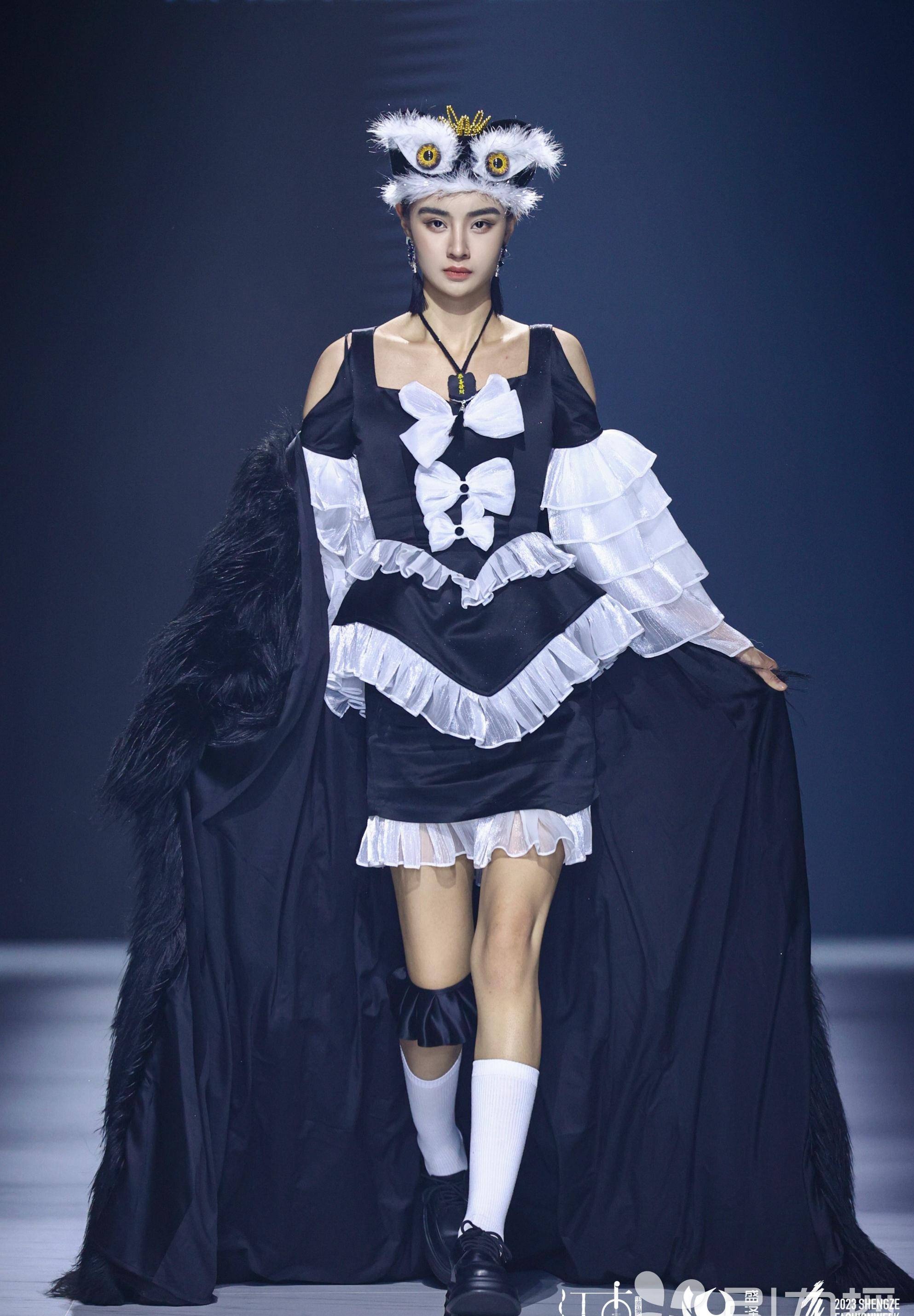 本届时装周以"丝韵东方时尚盛泽"为主题,"秀,展,赛,会,商"五个主体