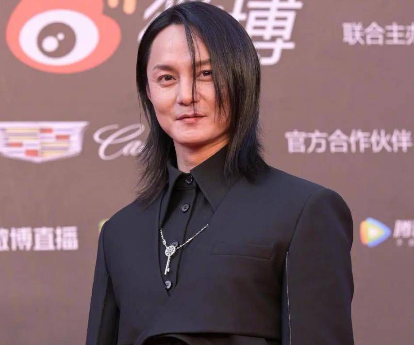 尹正靠节食瘦回颜值巅峰,发际线却离家出走,被网友吐槽无效漂亮_因为