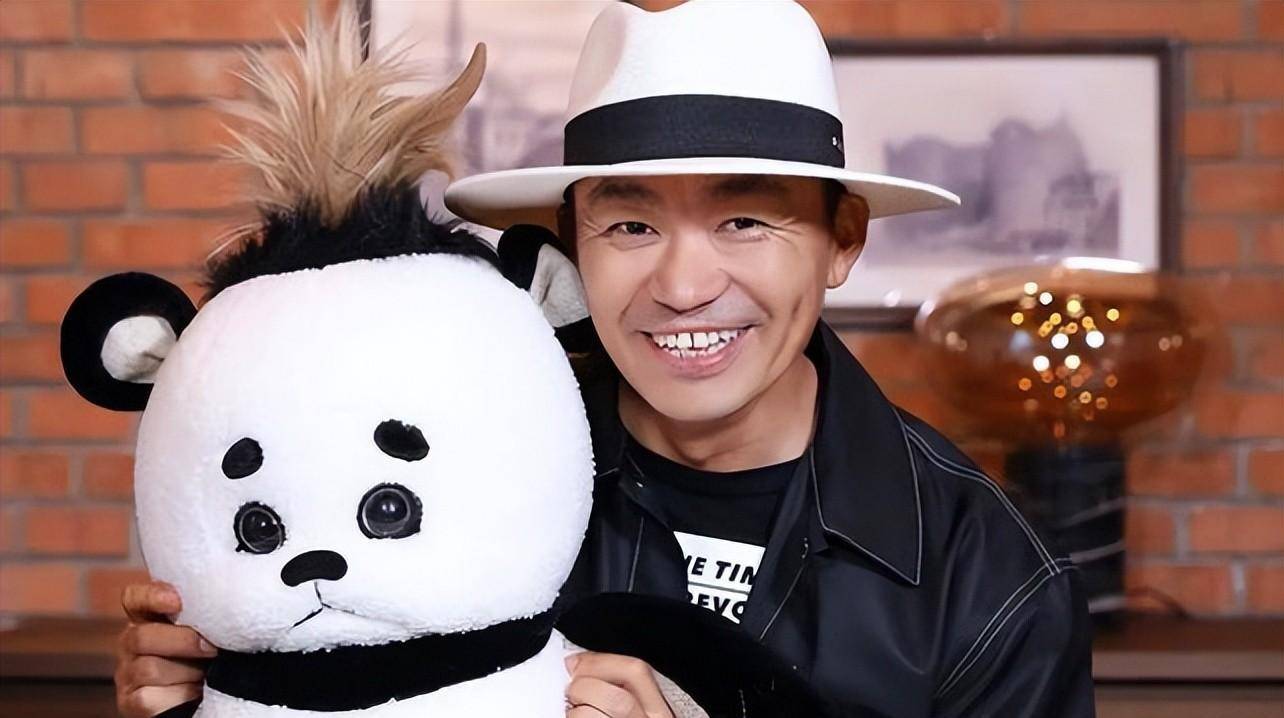 40岁王宝强大变样,戴金丝边眼镜温文尔雅,眼神里有了久违的沉淀_气质