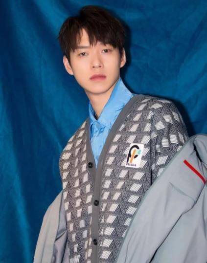 杨幂差点摔跤,下意识抓住前面的邓伦,谁注意身后魏大勋?