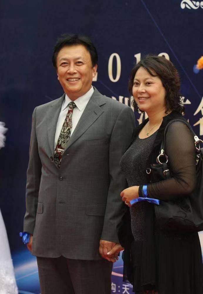 唐国强带妻子壮丽一同参加朋友聚会,宴会规格豪华相比参加的人也是非