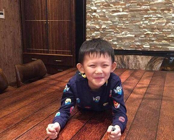 杨志刚爱妻如命拍戏被炸伤得抑郁症妻子不离不弃儿子超可爱_杨子睿