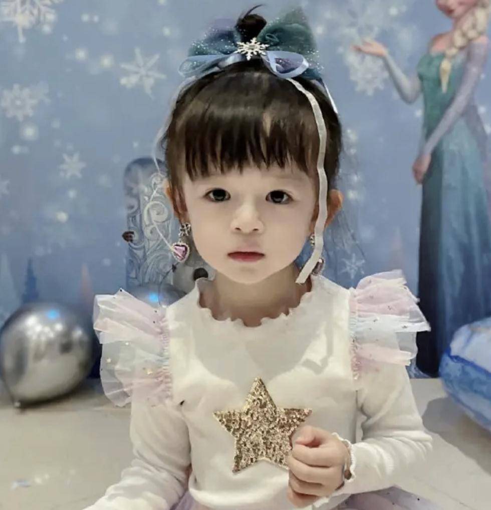 樊少皇4岁女儿好像混血小仙女,二宝妈颜值超高,"虚竹"有福气_贾晓晨