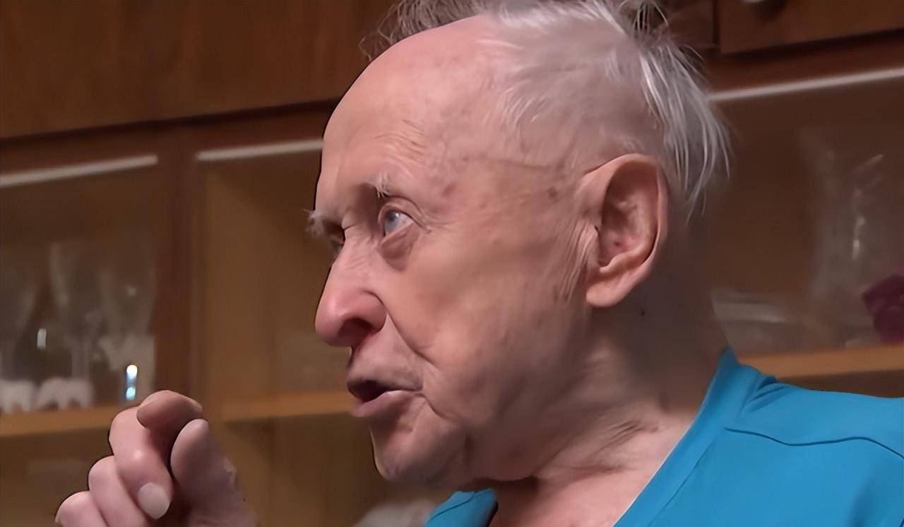 可瓦西里·普罗宁并不懂这些,经过电话对面人的洗脑,现在瓦西里·普罗