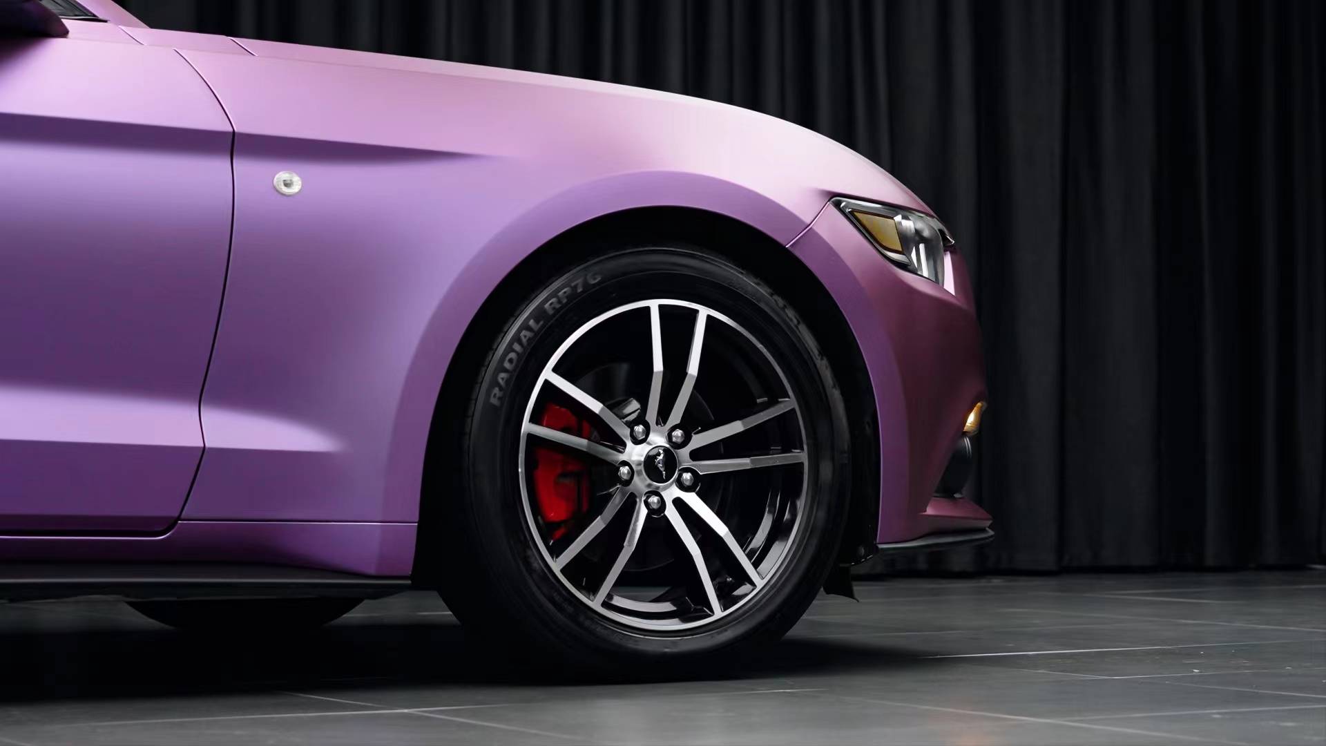 野马ekfilm改色膜树莓粉紫,完美勾勒出车身线条_搜狐汽车_搜狐网