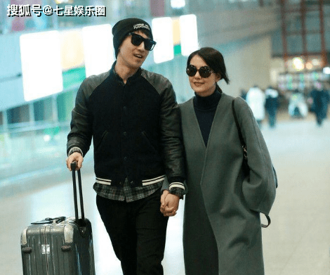 很少在公众场合露面,赵又廷也是模范父亲,为了照顾孕期的妻子,曾一度