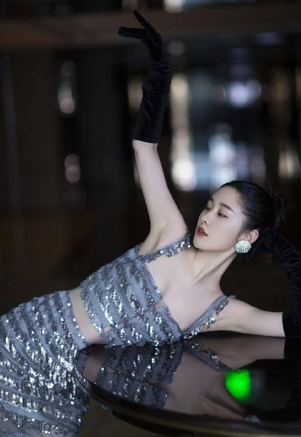 她算得是一位新晋"金牌主持人"梁田,她和刘烨,沈梦辰,靳梦佳共四位