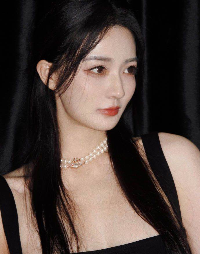 徐璐黑色吊带裙酷帅又美丽登场_造型_形象_肌肤