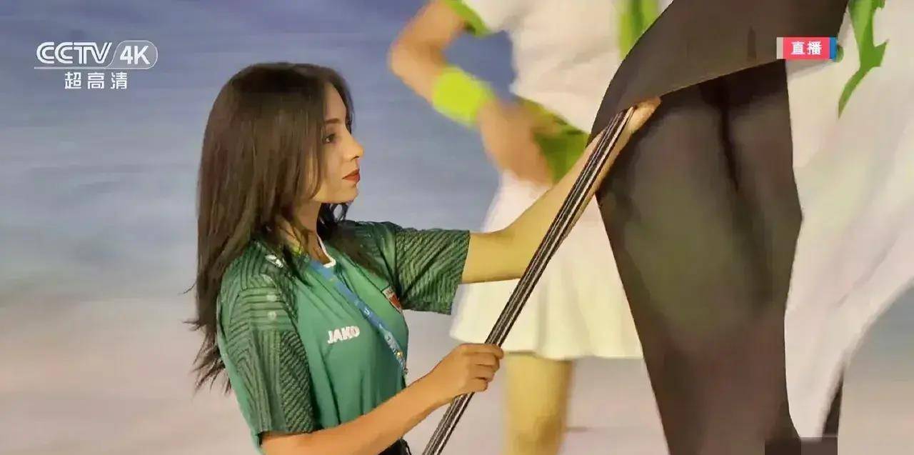 伊拉克女子引爆全场瞩目_体育场_魅力_观众