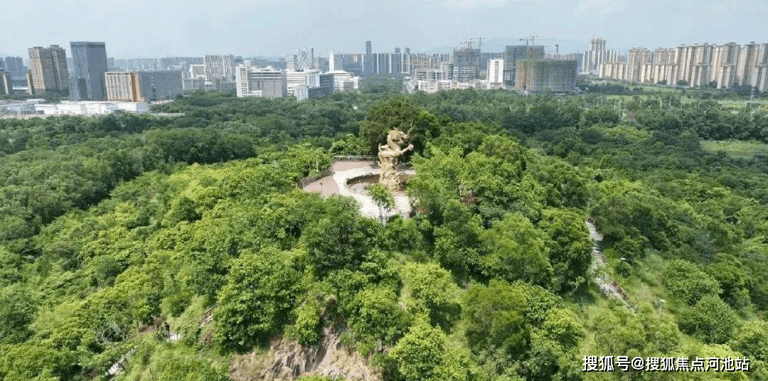 生態環境方面,項目四周環繞聚龍山公園,坪山河溼地公園,燕子嶺溼地