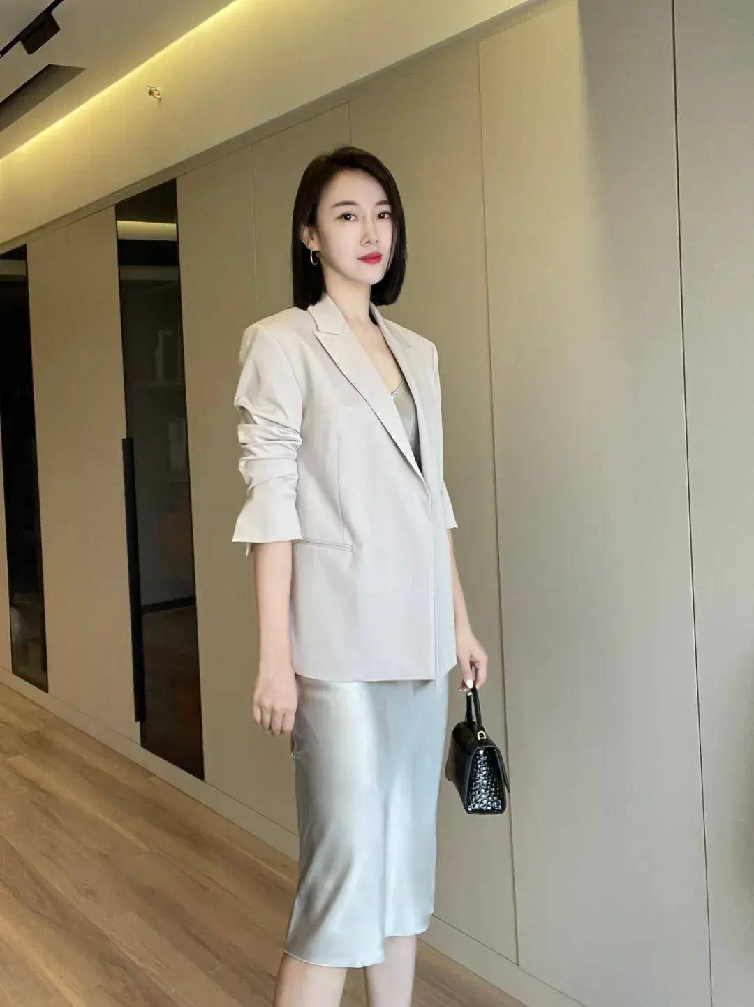 夏日"西装配吊带裙",兼顾成熟优雅的气质魅力,尽显干练霸气
