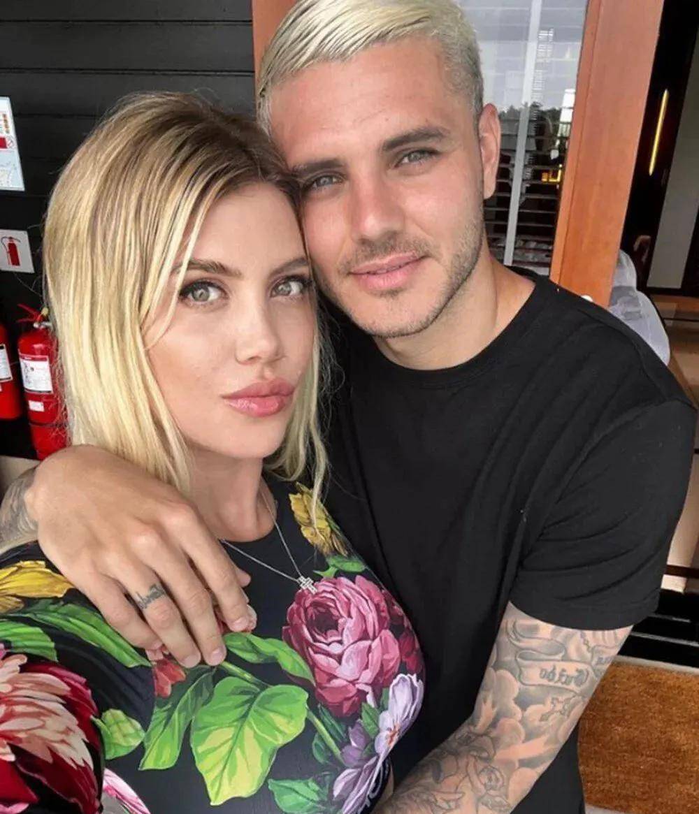 伊卡尔迪晒恩爱照,旺达照镜子性感,两人水中狂欢_生活_发展_球迷