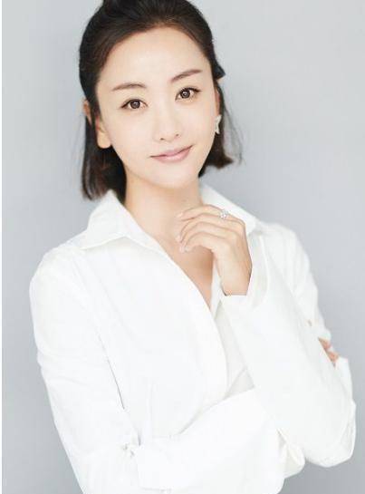 她毕业于上海戏剧学院,是土生土长的布朗族姑娘.