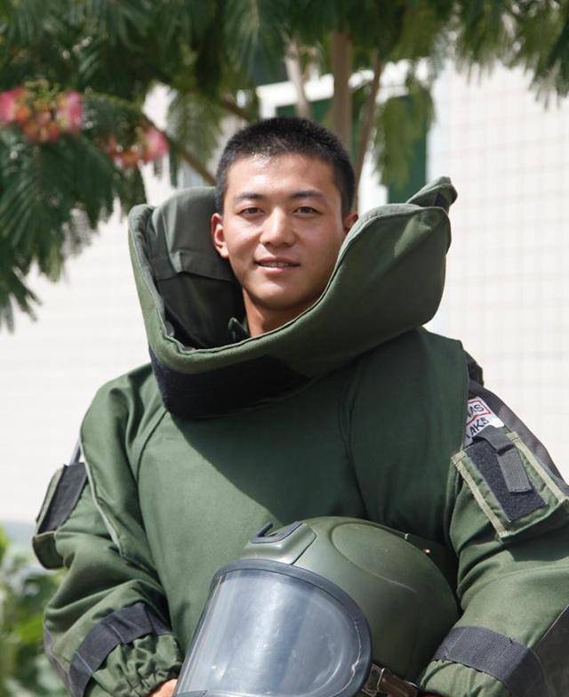 他是军中的排爆王,用32小时一次排爆九枚炸弹,家人对此一无所知_高凯