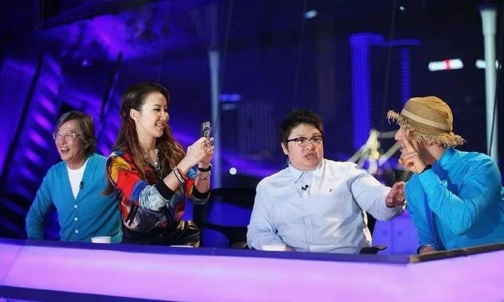 另外,韩红还晒出多张当年在录制节目时留下的合照,她与李玟,黄晓明