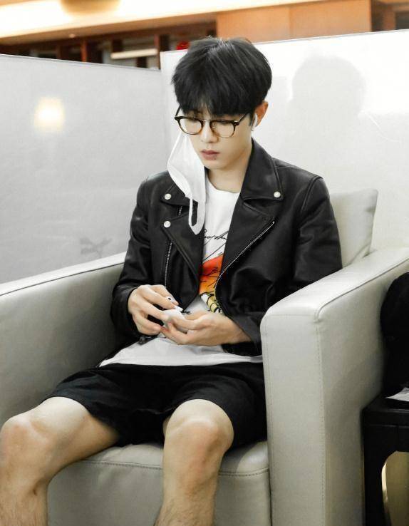 原来肖战才是"好腿",穿着短裤和女助理同框,对比太真实了_网友_裤子