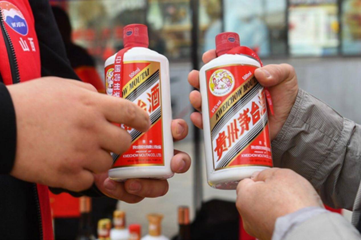 茅台酒都有红飘带,真是为了好看?行家:肤浅!