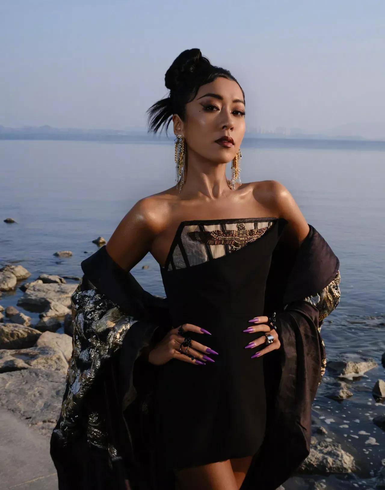 最大的区别就是吉克隽逸的皮肤不是白皙的,而是更深的小麦色皮肤.